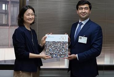 Ms Kyoko Yokosuka, UNV Deputy Executive Coordinator, meets Mr Alisher Sadullaev, Director of the Youth Affairs Agency of the Republic of Uzbekistan, Senator of Oliy Majilis of the Republic of Uzbekistan, during the launch of the SWVR 2022 at the Ninth Asia-Pacific Forum on Sustainable Development (APFSD).