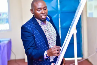 Samuel Kimani, national UN Volunteer Youth Leadership Coordinator, conducts Youth Enterprises Training at Tana River Youth Innovation Centre in July 2022. 