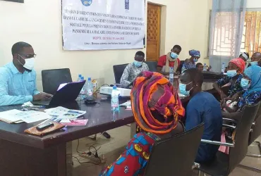 UN Volunteer Saibou Diallo (left) was deployed to a UNDP initiative to support the government of Mali in its response to COVID-19. He contributed to the recruitment and deployment of 60 community volunteers to mobilize communities for health crisis resolution and prevention.