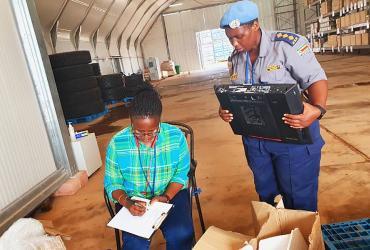 Stella Apolot Epudu (à gauche), Volontaire des Nations Unies, vérifiant le matériel électoral utilisé lors des élections parlementaires, avec la conseillère de la police des Nations Unies, Mme Zeldah Manyanye à l’entrepôt de l’ONU à Kismayo, en Somalie, en mai de cette année.