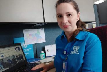 Silvia Kavrochorianou, Voluntaria ONU y Oficial de Asuntos Civiles de la Misión de las Naciones Unidas en Sudán del Sur (UNMISS) redactando informes en su escritorio.