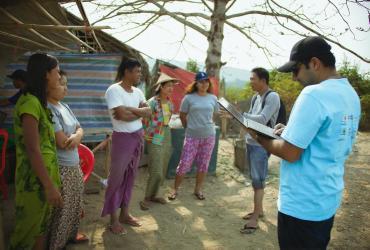 Prabesh Paudyal (extremo derecho), Especialista Voluntario de las Naciones Unidas con el PNUD en Myanmar, durante una consulta a las comunidades sobre el secador solar de cúpula en el Estado de Rakáin, municipio de Pauktaw.