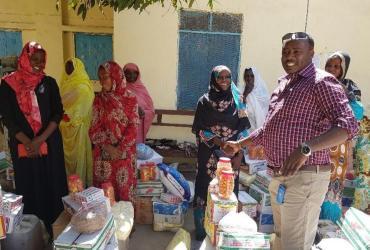 UN Volunteer Newton Mutunga distributing items on IVD.