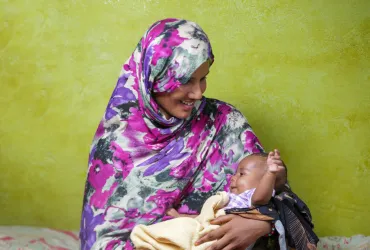 Fatma Lukman Mekki and her baby daughter Daniya benefited from UNICEF nutrition and breastfeeding counselling in Sudan.