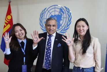 De derecha a izquierda: Suvd Bold, Especialista Voluntaria de las Naciones Unidas nacional, Oficial de Asuntos Humanitarios, junto a Tapan Mishra, Coordinador Residente de las Naciones Unidas en Mongolia, y Naran Otgonbayar, Auxiliar Administrativa, pidiendo el fin del trabajo infantil (en lenguaje de signos mongol).