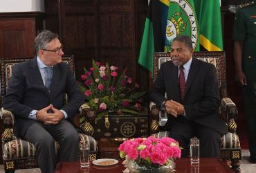 UNV Executive Coordinator Olivier Adam meets the President of Zanzibar, Tanzania, H.E. Dr Ali Mohammed Shein.