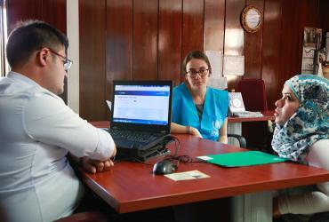 Cansu Güngör (centre), a national UN Volunteer, is supporting a beneficiary registration session at the Turkey’s employment agency in Ankara.