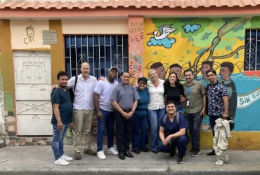 Noémie Dreux, junto al equipo de PNUD y otros socios, visita espacios comunitarios para fortalecer la cohesión social y la resiliencia comunitaria.