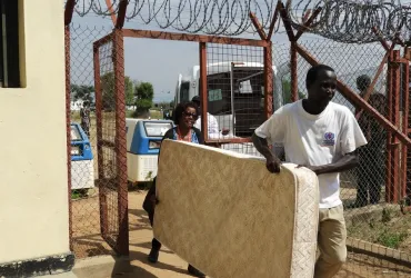 UN Volunteers in Bor provide bedding supplies for Bor Central Prison.