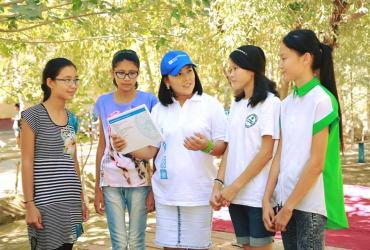 UNV with community volunteers in Uzbekistan