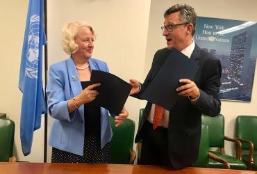 Under-Secretary-General for Management Ms Jan Beagle and UNV Executive Coordinator Olivier Adam sign the Memorandum of Understanding in New York.