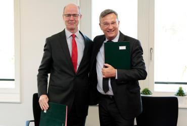 Tim Martineau, UNAIDS Deputy Executive Director, Management and Governance, a.i.,and Olivier Adam, UNV Executive Coordinator, signed a memorandum of understanding to foster collaboration between the two organizations.