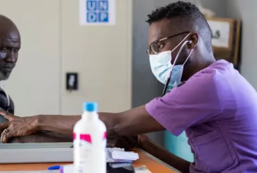 Medical staff operating in the Um Rakuba health centre in East Sudan, which was refurbished and rehabilitated by UNDP.