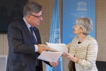 Olivier Adam, Coordinador Ejecutivo del programa VNU, saluda a Irina Bokova, Directora General de la UNESCO, tras la firma de un nuevo Memorando de Entendimiento en París.