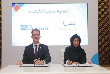 Jason Pronyk (left), UNV Regional Manager for Arab States, Europe and CIS, and Maytha Al Habsi (right), CEO of Emirates Foundation, signing the Memorandum of Understanding