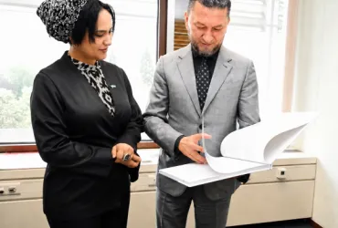 Shirin Abidova, Adviser to the Director of the Youth Affairs Agency of Uzbekistan, was presented the 2026 State of the World's Volunteerism Report by Toily Kurbanov, UNV Executive Coordinator at the UN Campus in Bonn.