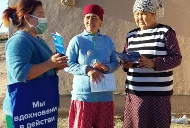 Health Community Volunteer Bagila Ispanova conducts a consultation on COVID-19 preventive measures for villagers in the Shumanay district, Uzbekistan.