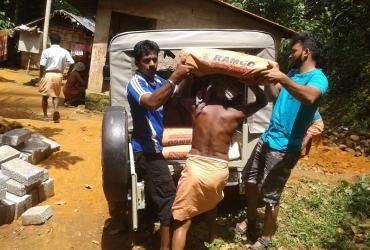 Volunteers help build toilets in Variyam village, Kerala. (UNV, 2016)