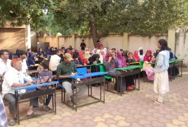 Poonam Kashyap (standing, right) UN Volunteer Social and Behaviour Change Communications Officer with UNICEF India at a community outreach to raise awareness of child marriage in Maharashtra.
