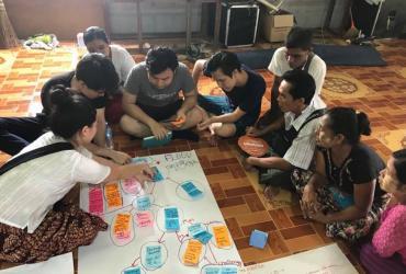 La Volontaire ONU Bobae Lee travaille avec la communauté à Yangon, Myanmar, sur la réduction des risques de catastrophes.