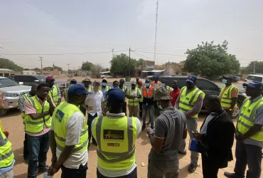 Christophe Haesler (in white shirt) UN Volunteer Transport Sector Initiative Analyst with the World Bank speaks to the transport committee in Dakar. His assignment was fully funded by Switzerland.