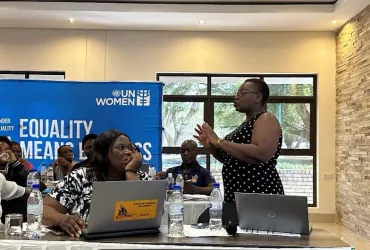 Kudakwashe Sigobodhla (right), UN Volunteer Emergency Response Officer leads a community session in Harare.