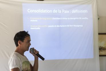 Jeune Volontaire ONU Olivier Sublard en session de promotion de la paix (programme VNU, 2016)