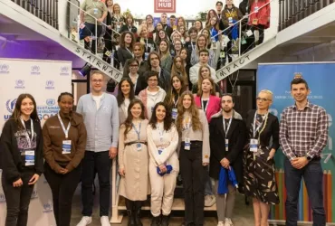 Dragan Mitić (third from left) national UN Volunteer with the participants of the "In the Sneakers" workshop in Serbia. The workshop promotes empathy of the forcibly displaced who have sought refuge and asylum in the country.