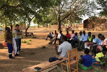 Hiroaki Sonoda (Japan), UN Volunteer Value Chain Development Specialist with FAO in Zambia, delivering a field workshop to beneficiaries.