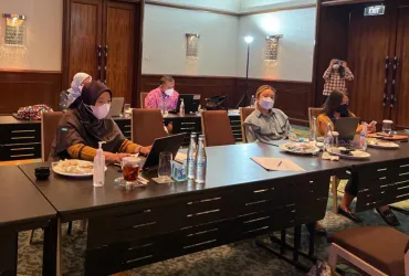 UN Volunteer Siphra Jane Tampubolon (centre) discusses the Implementation of Digital Transformation Office Work Plan with the Data and Information Center at the Ministry of Health