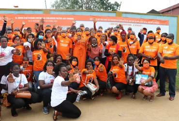 16 days of activism with the RR ONUFEMMES - Bénédicte Kindji, International UN Volunteer with UN Women (right, first row, with blue magazine)