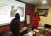 La Voluntaria de las Naciones Unidas Corina Elsa Rueda Borrero (de pie, de rojo) impartiendo un taller sobre normas de derechos humanos para mujeres afganas.