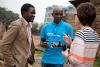 George Gachie, un Volontaire National des Nations Unies du Kenya, partage un moment avec un parlementaire local et un autre Volontaire des Nations Unies dans les bidonvilles de Kibera, la communauté où il dirige un projet de rénovation participative des bidonvilles pour UN-Habitat.