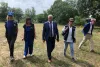 Visita sobre el terreno de la OMS a Botosani, Rumania, junto con el UNICEF, para examinar un área que podría albergar un centro de alojamiento de contingencia. En la imagen, de izquierda a derecha: Lucinda Hiam (Consultora de la OMS), Andreea Popescu (Funcionaria Nacional de la OMS), Florin Buțura (Alcalde de Stefanesti), Georgiana Afumateanu (Voluntaria de las Naciones Unidas) y Cathal O'Connor (Experto en WASH del UNICEF).