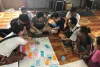 La Volontaire ONU Bobae Lee travaille avec la communauté à Yangon, Myanmar, sur la réduction des risques de catastrophes.