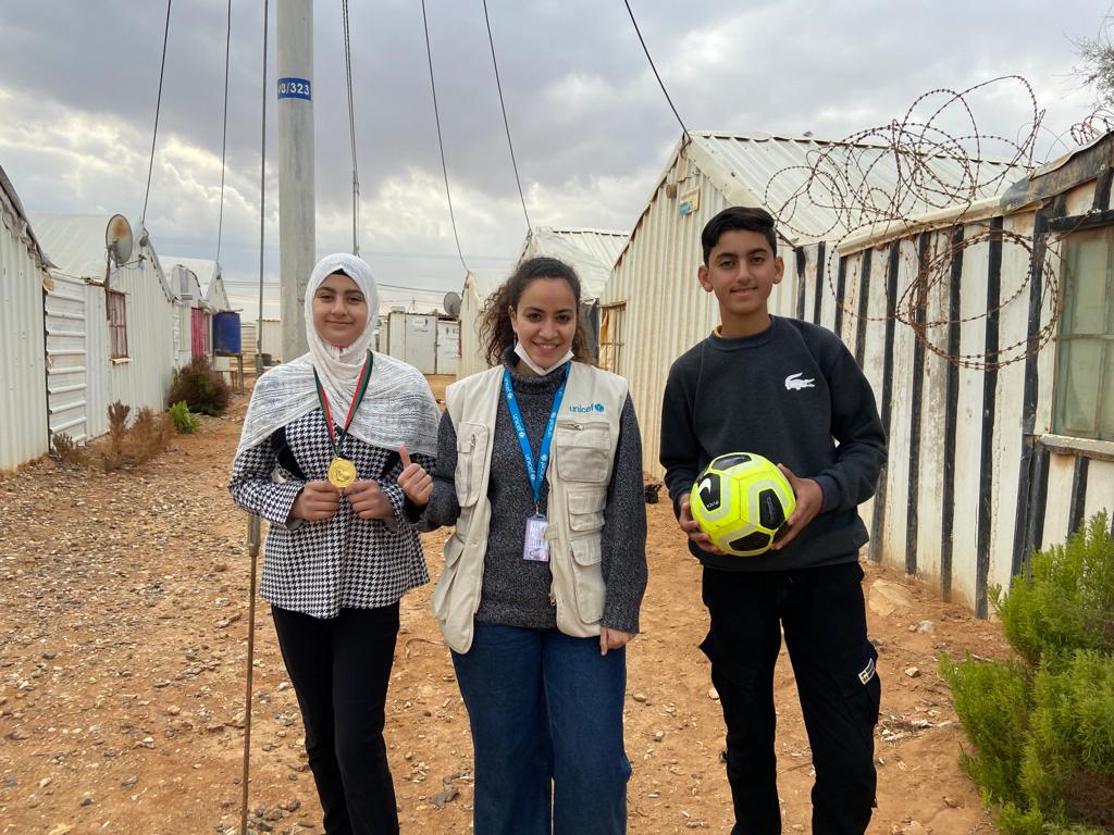 Noran Adly (Egypt), UN Volunteer Community Engagement Officer with UNICEF, with youth in the camp.
