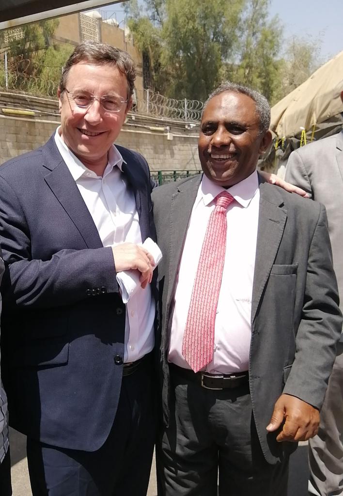 المنسق القطري لبرنامج الأمم المتحدة للمتطوعين في اليمن إلى جانب مدير برنامج الأمم المتحدة الإنمائي أخيم شتاينر